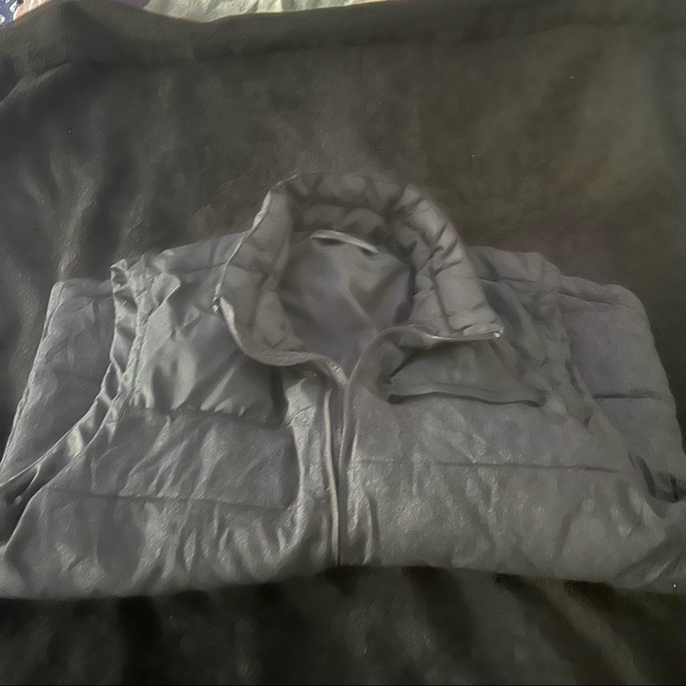 Black and gray Gap vest - Picture 3 of 5